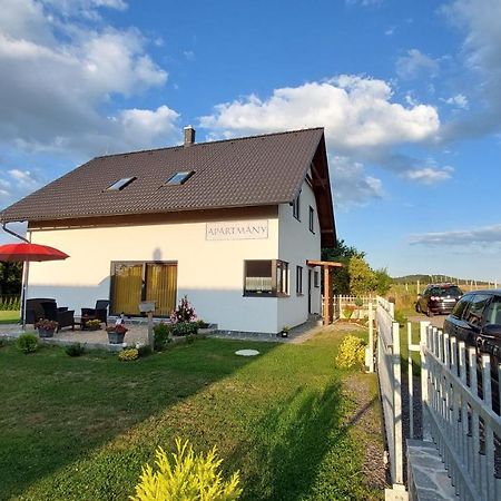 Apartmany Kohoutek A Slepicka V Novohradskych Horach Nové Hrady Extérieur photo
